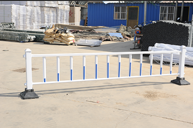 石家庄道路锌钢护栏安装工程案例图片1