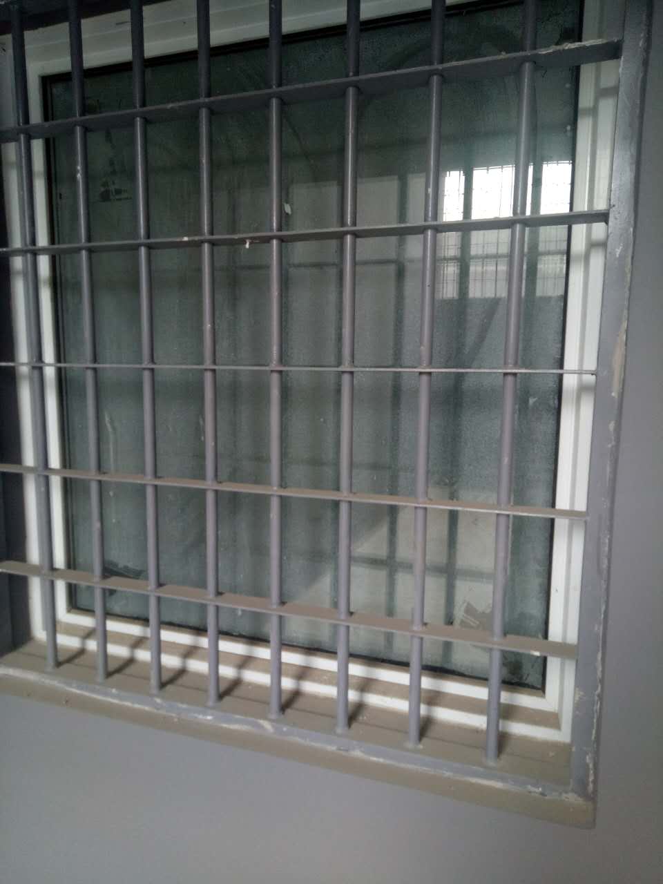 包头铁艺窗护栏安装工程案例图片1