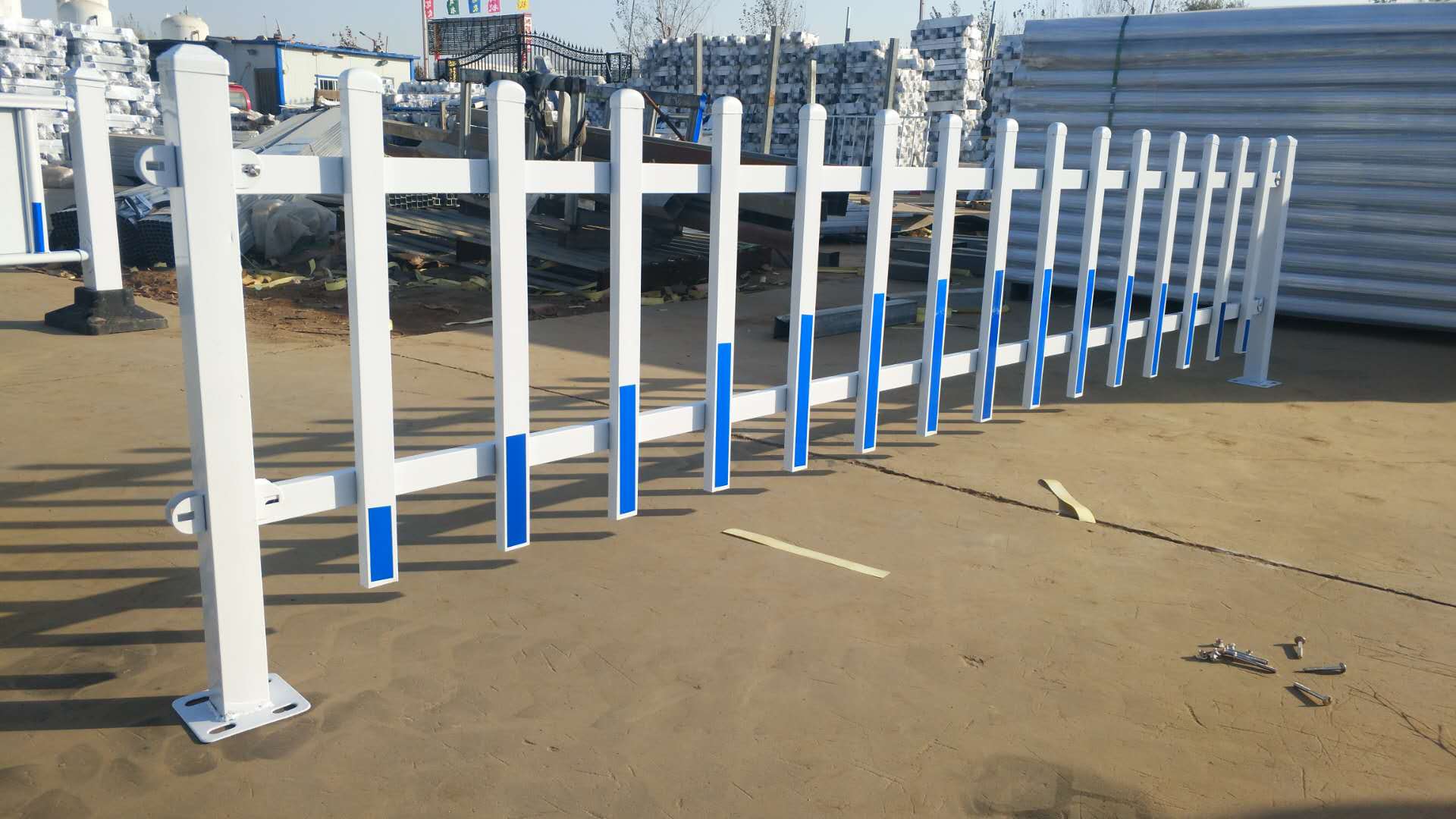 武汉内蒙古铁草坪护栏安装案例